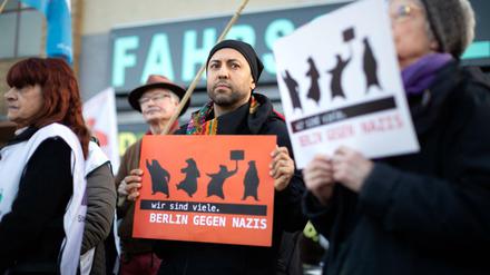Der Linkenpolitiker Ferat Kocak, der selbst Opfer der Anschlagsserie wurde, bei einer Kundgebung gegen Rechtsextremismus. 