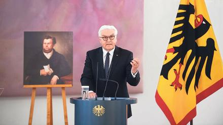 Staatsmänner unter sich: Frank-Walter Steinmeier neben einem Porträt von Robert Blum in Schloss Bellevue. 