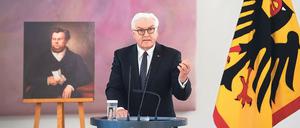 Staatsmänner unter sich: Frank-Walter Steinmeier neben einem Porträt von Robert Blum in Schloss Bellevue. 