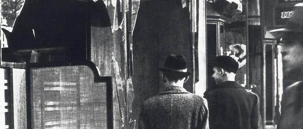 Ein zerstörtes jüdisches Geschäft nach den Novemberpogromen 1938, die sich am 9. November jähren. 