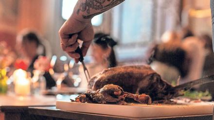 Konzept mit der Keule. Bei Berlin Cuisine kochen Chefs vor der Kamera, die Mitarbeiter feiern zu Hause. 