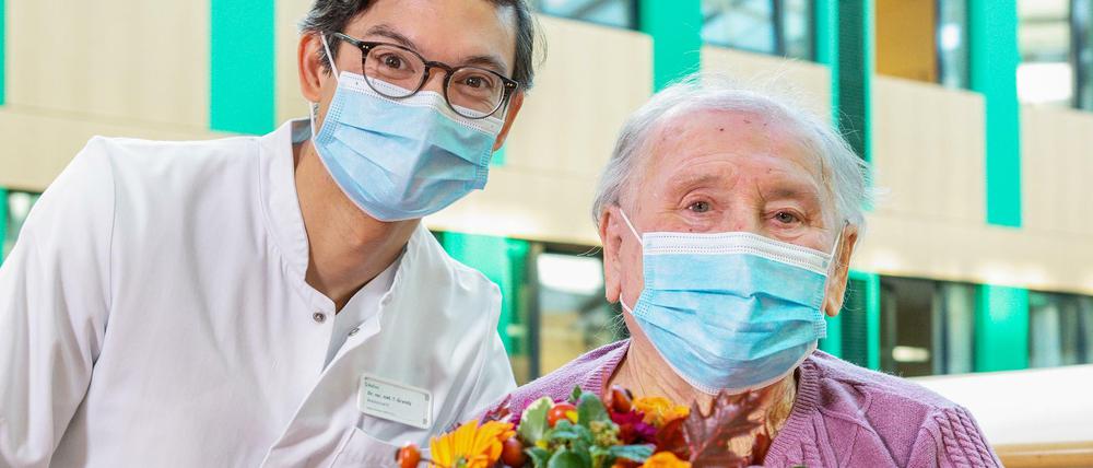 Gesund nach Hause: Assistenzarzt Thomas Grandy verabschiedete Else Troche mit Blumen.