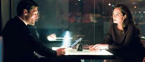 Hat die Botschafterin einem Ministeriumsmitarbeiter ein falsches Alibi gegeben? Karla Lorenz (Natalia Wörner) trifft sich mit dem charismatischen Ministerialbeamten Stokr (Stipe Erceg). 