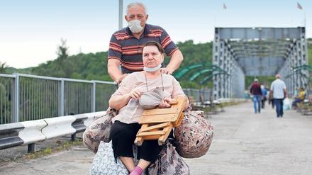 Für die Menschen in der Ostukraine gehört es bei all ihren Problemen zum Alltag, einen Grenzübergang zwischen der selbstproklamierten Republik Luhansk und der von der Kiewer Regierung kontrollierten Region zu nutzen.