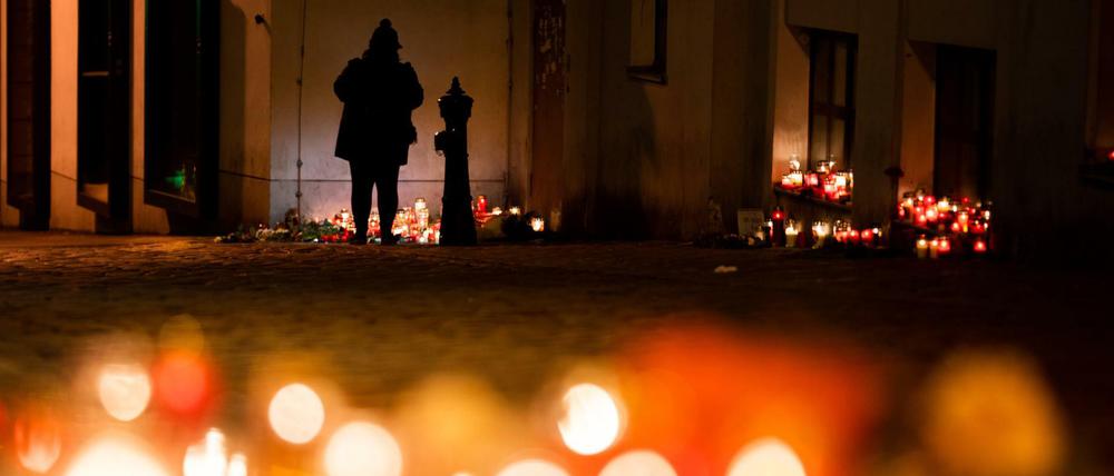 Kerzen sind am Tatort in der Seitenstettengasse in der Wiener Innenstadt zu sehen.