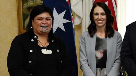 Außenministerin Nanaia Mahuta (links) mit ihrer Premierministerin Jacinda Ardern. 