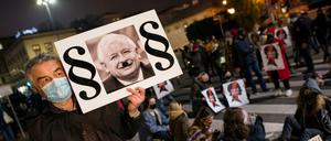 Die Wut auf den PiS-Chef Kaczynski ist gewaltig. Zuletzt trieb das verschärfte Abtreibungsgesetz die Massen auf die Straßen. 