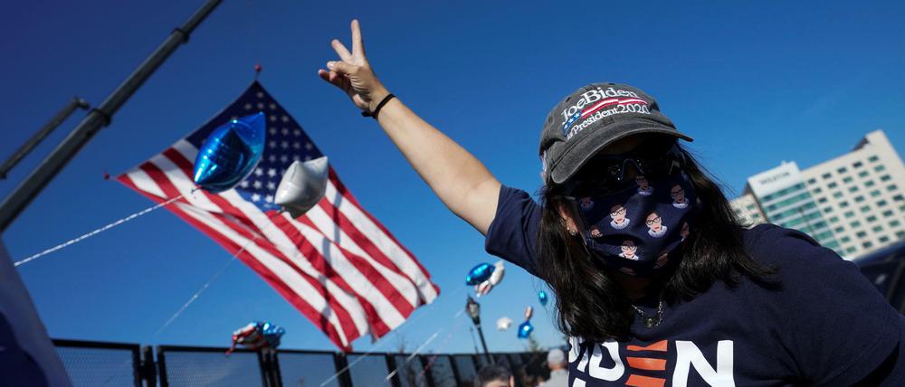 Eine Biden-Anhängerin jubelt in Wilmington, wo der designierte US-Präsident sein Lager aufgeschlagen hat.