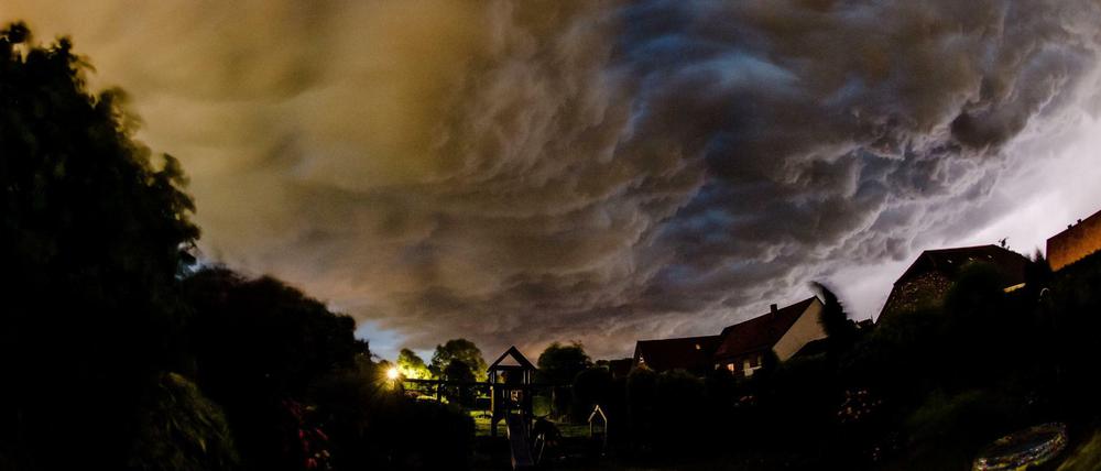 Apokalyptisch. Gewitterwolken über dem Ort Sörmeke bei Geseke (Nordrhein-Westfalen). 