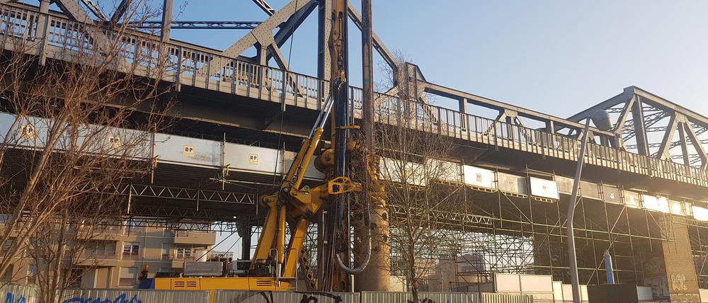 Seit zwei Jahren stehen Bauzäune unter der Brücke im Gleisdreieckpark - das wird noch vier Jahre anhalten.
