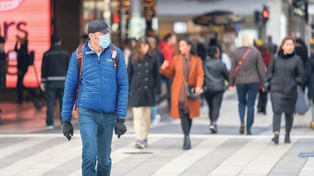 Schweden ist in der Coronakrise einen viel beachteten Sonderweg mit weniger strikten Beschränkungen gegangen. Maskenträger sieht man gleichwohl auch in der Innenstadt von Stockholm.