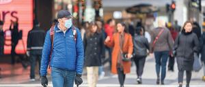 Schweden ist in der Coronakrise einen viel beachteten Sonderweg mit weniger strikten Beschränkungen gegangen. Maskenträger sieht man gleichwohl auch in der Innenstadt von Stockholm. 
