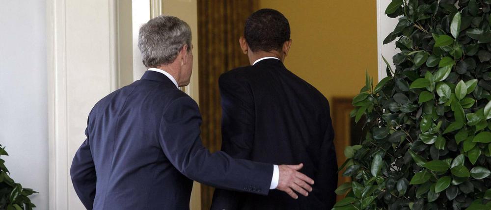 Der noch amtierende Präsident George W. Bush lässt seinem designierten Nachfolger Barack Obama den Vortritt ins Weiße Haus. 