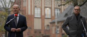 Besorgte Genossen: Der Finanzminister und der Regierende nach ihrem Besuch an der Charité.