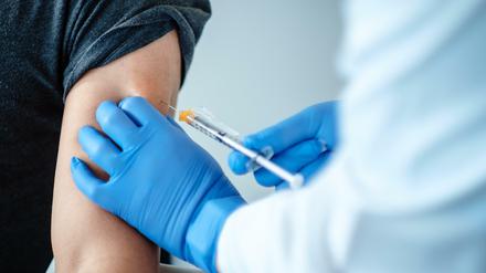 Zum Impfstoff wird Biontechs RNA erst in den Zellen im Oberarm. 