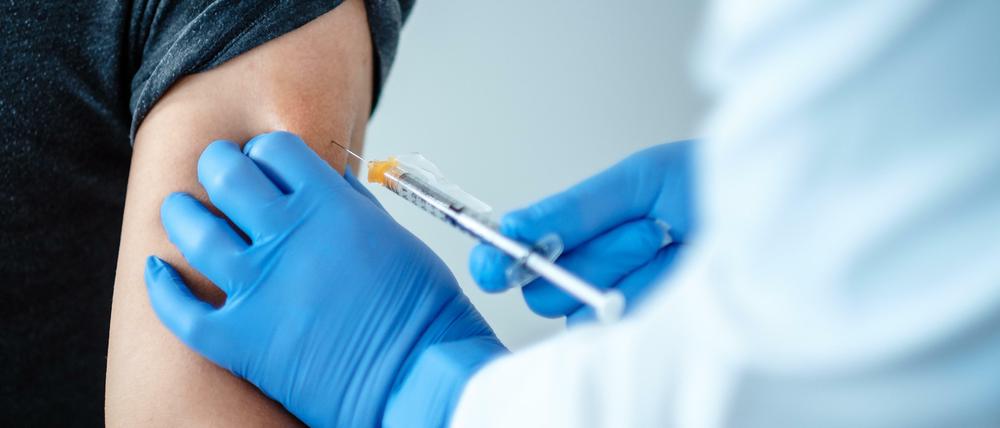 Zum Impfstoff wird Biontechs RNA erst in den Zellen im Oberarm.