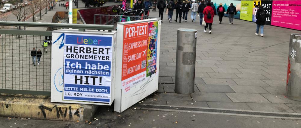 Auch in Berlin-Friedrichshain hängen die Rufe nach Herbert Grönemeyer.