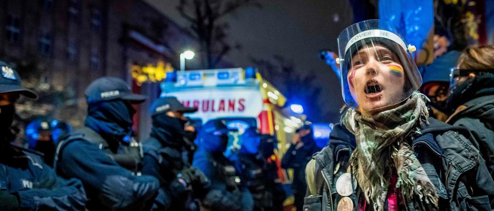 Eine Demonstranten vor dem Bildungsministerium in Warschau setzt sich für das Recht auf Abtreibung in Polen ein.