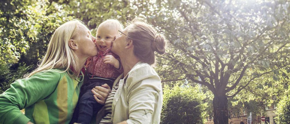 Mama, Kind, Mami: eine Regenbogenfamilie.