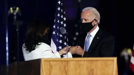 Joe Biden und Kamala Harris mit corona-konformer Begrüßung. 