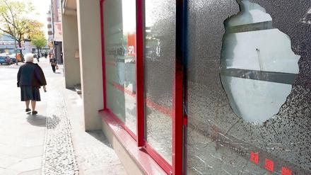 Die beschädigte Fassade der SPD-Landesgeschäftsstelle in Berlin.