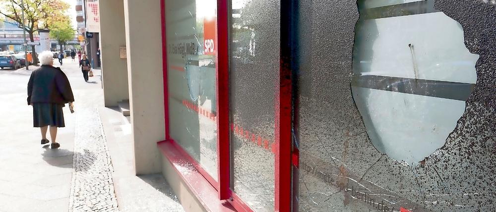 Die beschädigte Fassade der SPD-Landesgeschäftsstelle in Berlin.