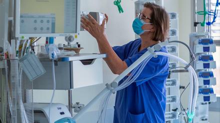 Eine Krankenschwester prüft das Beatmungsgerät eines Covid-19-Patienten.