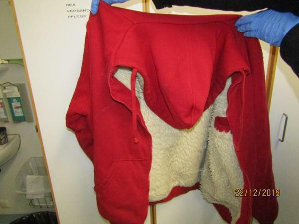 Der unbekannte Tote trug diese Jacke, als er gefunden wurde.
