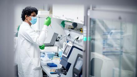 Ein Mitarbeiter des Biotechnologie-Unternehmens Biontech arbeitet in einem Labor.