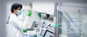 Ein Mitarbeiter des Biotechnologie-Unternehmens Biontech arbeitet in einem Labor.