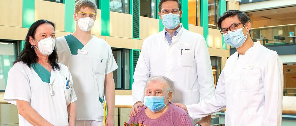 Else Troche aus Bernau gemeinsam mit Dr. med. Fabian Mühlberg, Dr. rer. nat. Thomas Grandy (re), Daniela Garkisch (Pflege) (li), Jonas Wohlgemuth (Pflege) (2.v.li).