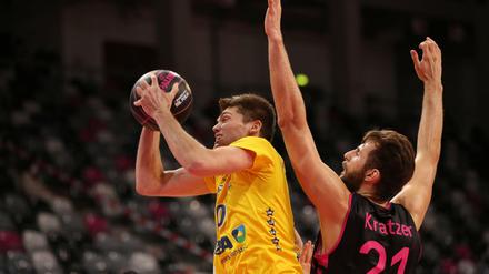 Enges Duell. Ben Lammers von Alba und der Bonner Leon Kratzer.