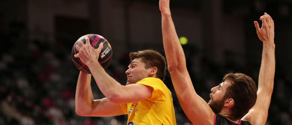 Enges Duell. Ben Lammers von Alba und der Bonner Leon Kratzer.