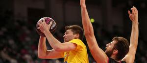 Enges Duell. Ben Lammers von Alba und der Bonner Leon Kratzer.