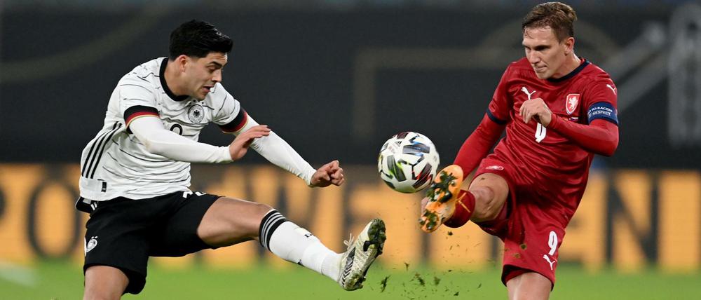 Kampf um den Ball: Nadiem Amiri (links) und Borek Dockal 