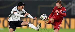 Kampf um den Ball: Nadiem Amiri (links) und Borek Dockal 
