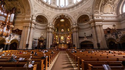 Nur 50 Gläubige nehmen im Berliner Dom an einem Gottesdienst teil, der zum ersten Mal nach den Maßnahmen zur Eindämmung des Coronavirus stattfindet.