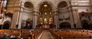 Nur 50 Gläubige nehmen im Berliner Dom an einem Gottesdienst teil, der zum ersten Mal nach den Maßnahmen zur Eindämmung des Coronavirus stattfindet.