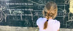 "Das gute Leben ist für mich ..." Diese Tafel hing im Lichtenberger Kaskelkiez und durfte mit Wünschen ergänzt werden. Eine gute Schule war auch dabei.