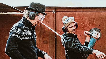 Stream me up! Olli Schulz restauriert mit Fynn Kliemann auf Netflix das alte Hausboot von Gunter Gabriel.