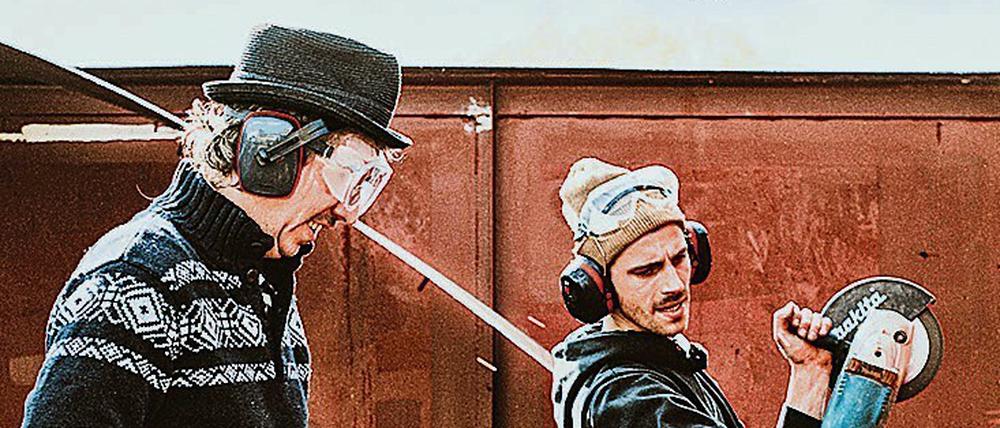 Stream me up! Olli Schulz restauriert mit Fynn Kliemann auf Netflix das alte Hausboot von Gunter Gabriel.