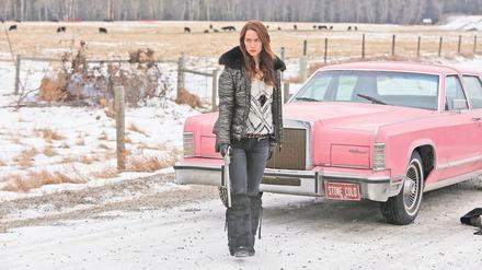 Ein Lauf so lang wie ein Unterarm. Mit dem „Peacemaker“ ihres Ururgroßvaters bewaffnet kennt Wynonna Earp nur ein Ziel: die Zombie-Bösewichter endgültig zur Strecke zu bringen. 