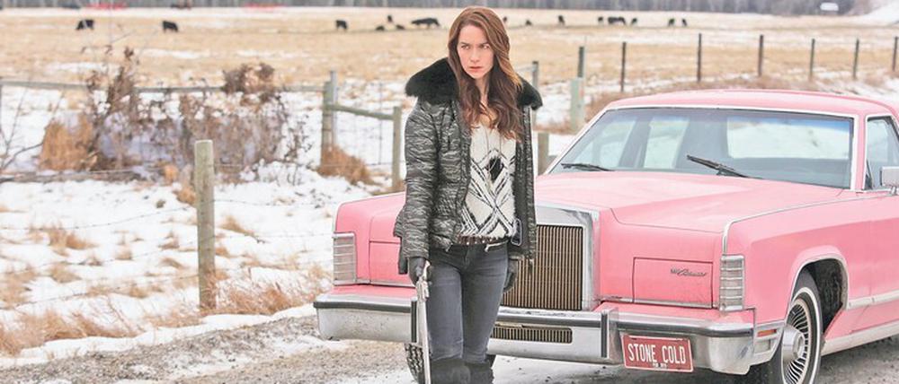 Ein Lauf so lang wie ein Unterarm. Mit dem „Peacemaker“ ihres Ururgroßvaters bewaffnet kennt Wynonna Earp nur ein Ziel: die Zombie-Bösewichter endgültig zur Strecke zu bringen.