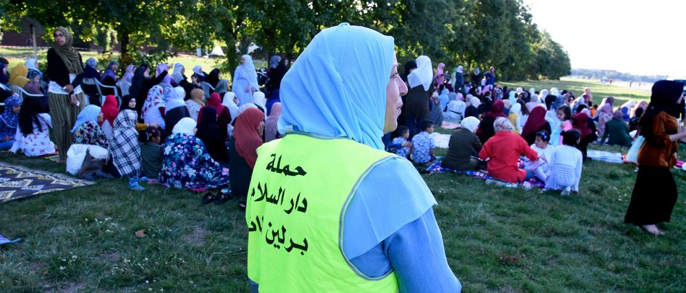 Öffentlich religiös: Zum Fastenbrechen beteten Gläubige der Neuköllner Sehitlik-Moschee in diesem Sommer erstmals im Freien - auf dem nahen Tempelhofer Feld.