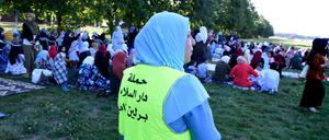 Öffentlich religiös: Zum Fastenbrechen beteten Gläubige der Neuköllner Sehitlik-Moschee in diesem Sommer erstmals im Freien - auf dem nahen Tempelhofer Feld.