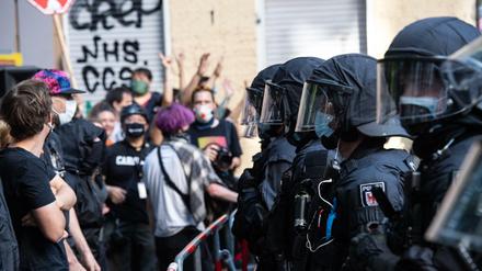 Polizeibeamte stehen in der Weisestraße. Dort wurde mit Unterstützung der Polizei die Kiezkneipe "Syndikat" geräumt. Die Kneipe hat seit längerem keinen Mietvertrag mehr, die Betreiber wollen aber nicht ausziehen.