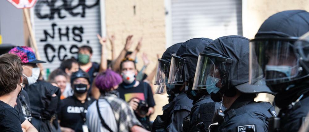 Polizeibeamte stehen in der Weisestraße. Dort wurde mit Unterstützung der Polizei die Kiezkneipe "Syndikat" geräumt. Die Kneipe hat seit längerem keinen Mietvertrag mehr, die Betreiber wollen aber nicht ausziehen.