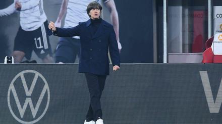 Dirigent mit zweitklassigem Orchester. Bundestrainer Joachim Löw beim Spiel in Leipzig.