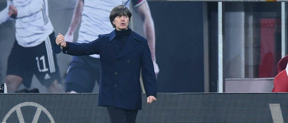 Dirigent mit zweitklassigem Orchester. Bundestrainer Joachim Löw beim Spiel in Leipzig.