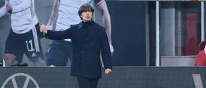 Dirigent mit zweitklassigem Orchester. Bundestrainer Joachim Löw beim Spiel in Leipzig.